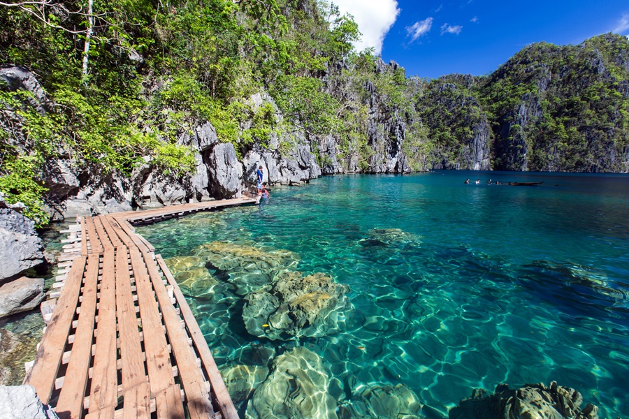 Philippines_Coron_Kayangan-Lake-鏡湖_Ashutterstock_491770087.jpg