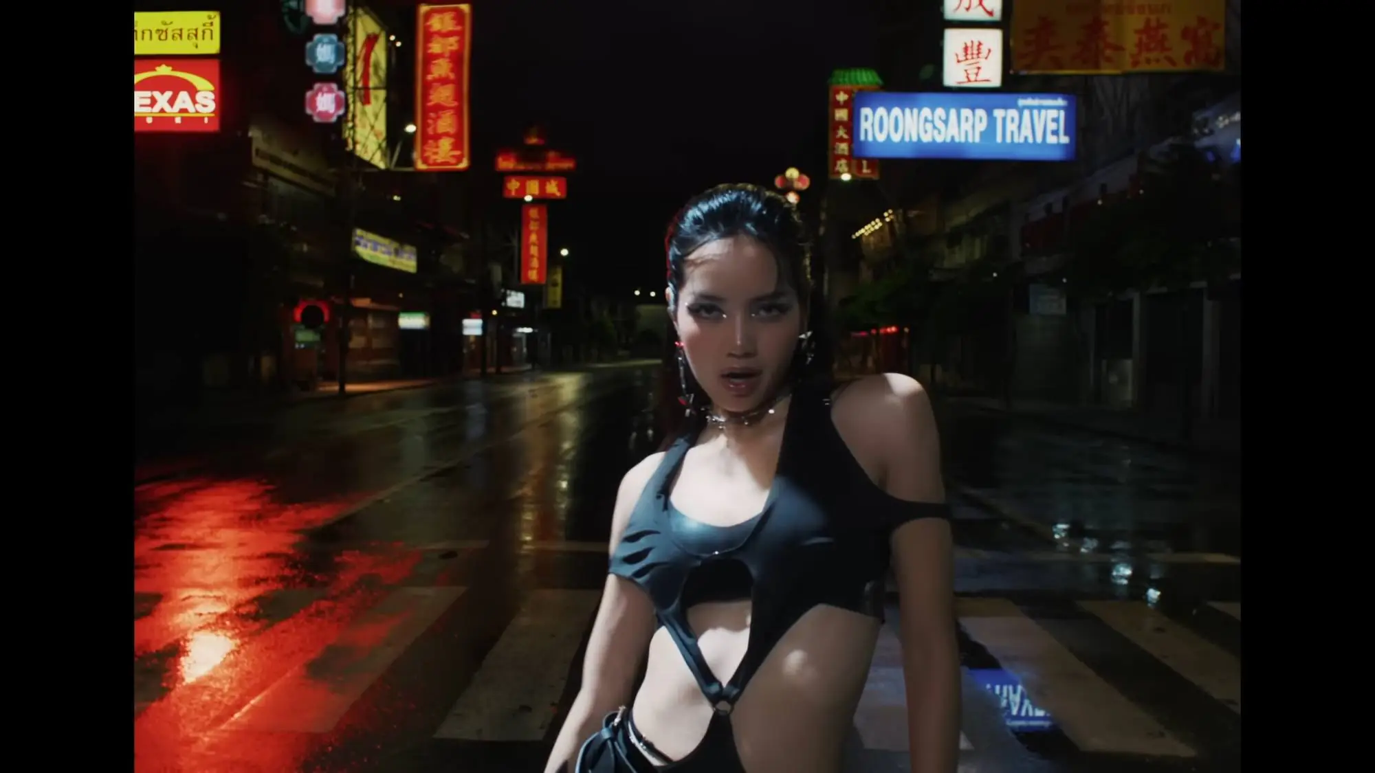 w240701_lisa-rockstar-mv-filmed-yaowarat-road-bkk_01.webp