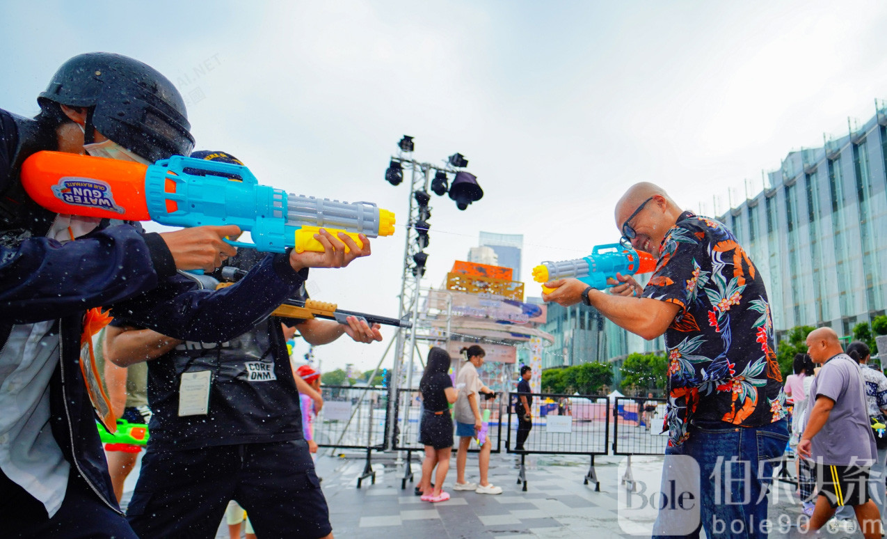 v250314_songkran-festival-essential-gear_02.jpg