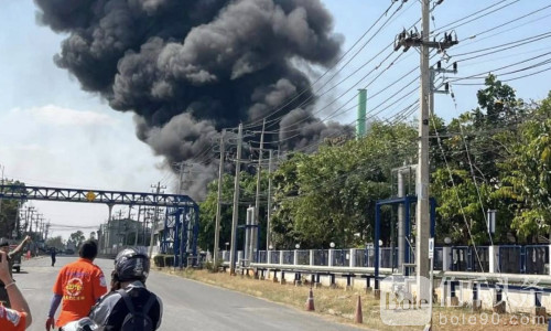 紧急！呵叻府工业区汽车零件厂突发大火，消防全力扑救